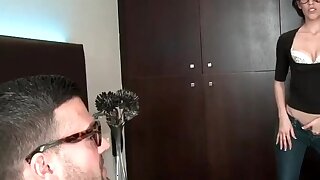 Prendere una ragazza del college al campus. Christian Frei si pone come un insegnante di matematica innocente per convincere questa splendida ragazza del college. Non esiterà se significa voti migliori. Questo è quando vanno a visitare il suo posto per qu