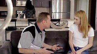 Cazzo assetato Hannah Hays seduce il suo patrigno con le sue mutandine in una scatola e una figa rasata alla pecorina martellante. Hannah Hays è intento a un solo aumento di sua madre per celebrare il suo nuovo patrigno Dick Chibbles per la festa del papà