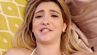 Cazzo assetato Spinner Jane Wilde accetta di succhiare i suoi fratelli cazzo e scopare lui doggy style così lui fa le sue falle. Jane Wilde è un adolescente Sassy che ama ordinare il suo fratellastro Oliver Flynn in giro. La tentatrice adolescente esige c