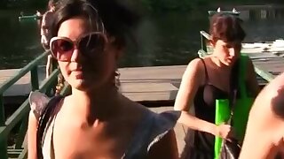 Peek ragazze primo vero sesso all'aperto. Per i nostri veri video porno dal vivo scegliamo solo veri pulcini da strade e parchi della città. Vorrei che fosse facile, ma purtroppo ci vuole tempo per sedurre le ragazze in qualcosa di veramente sporco. Ho sp