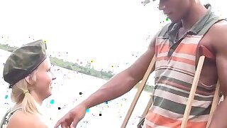 Gangbang militare video porno. Non è facile per una ragazza bionda calda essere nell'esercito. I soldati arrapati tendono sempre a fare sesso con lei. E gli ufficiali malvagi usano tutte le possibilità per punire poverina. Se non riesce a fare abbastanza