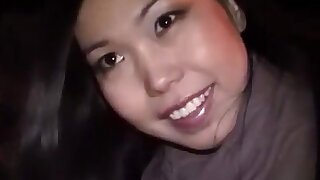 Hot asian babe cazzo duro sconosciuti. Il suo ragazzo la lasciò, non aveva soldi e aveva bisogno di trovare un modo per ottenere tutte le sue cose in un nuovo appartamento. Ha chiesto a tre estranei di aiutarla,ma non si aspettava che facessero un video d