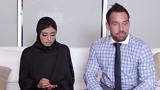 Musulmano Teen ottiene la crema. Johnny ha cercato di muoversi nella sua azienda per un po ' e oggi è finalmente la sua grande occasione. Il capo ha bisogno di lui per tenere d'occhio sua figlia, L'hijabbed Ella Knox. Johnny poteva dire che lei ha un corp