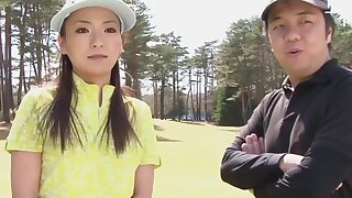 Teen asian golfista ottiene la sua rosa pestate sul verde!
