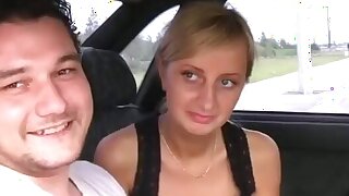 Auto sesso con giovane ragazza cornea. Il tempo era così incredibile quel giorno! Mi sentivo come se dovessimo girare un eccitante video di sesso in realtà all'aria aperta! Ma non c'erano ragazze in giro, le strade della città e i parchi erano vuoti. Infi