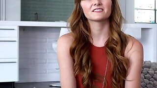 Miley Cole viene intervistato e scopata sul casting couch.