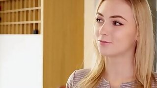 Jenny Wild entra nel suo stepbro facendo dessert e lo seduce a mangiare il suo cremoso twat Calvo. Stanley Johnson è nel bel mezzo di preparare le mele per una torta quando la sua sorellastra Jenny Wild entra e vede cosa sta facendo. Afferrando una delle