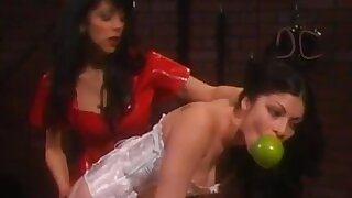 Kinky Lezdom Sculacciata Classe. Taylor St Claire mostra il suo servo cattivo che è il capo in questa scena hot sculacciata. Il suo nome è Soma e qui inizia adorando i bei piedi di Taylor. Taylor la gag con una sciarpa e la fece sedere sulle sue ginocchia