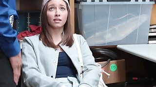 Delizioso sexy teen taccheggiatore pulcino Hayden Hennessy viene catturato dalla macchina fotografica contrabbando una bottiglia di liquore nella sua borsa. Deliziosa sexy taccheggiatrice adolescente Hayden Hennessy viene catturata dalla telecamera contra