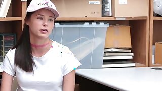 Meravigliosa giovane taccheggiatrice Carolina Sweets ha accettato di ottenere il suo stretto twat cazzo da un ufficiale LP. Meravigliosa giovane taccheggiatrice Carolina Sweets ha accettato di ottenere il suo stretto twat cazzo da un ufficiale LP in cambi