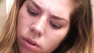 Kinky vecchia lesbica divertirsi con un adolescente cornea