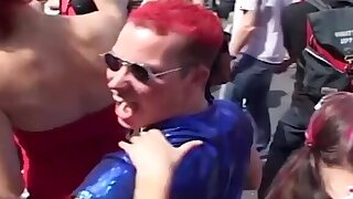 Amore parata pubblico cazzo. Queste ragazze rave No No Limits! Amano ottenere brutto e non c'è posto migliore di farlo alla sfilata d'amore a Berlino! Queste ragazze mangiano la figa, prendono il cazzo dentro di loro e mostrano alla folla come scopare! Qu