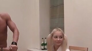 Orgia di gruppo pazzo alla festa studentesca ubriaca. Lo sapevate che il Cappuccetto Rosso è pazzo di cacciatori ben appesi e permette loro di perforare il suo piccolo buco del culo stretto non appena ha una possibilità? O che una bella fata è una lesbica