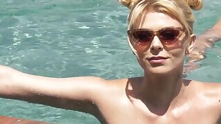 Sessioni di Cuckold - Belle O'Hara. Il produttore Indiana ha invitato il potenziale cliente John ad andare oltre i dettagli del loro affare a bordo piscina nella sua villa in cima alla collina. La bellissima moglie di Indiana e la sua musicista Belle O'Ha