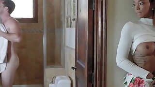 Pure interrazziale Bliss. Harley Dean stava andando a casa delle sue ragazze per studiare. Ha fatto lì solo per essere accolti da suo fratello che ha informato Harley suo compagno di studio sarebbe un po' tardi. Harley aspettato sul divano, ma non riusciv