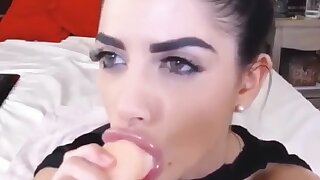 Molto disordinato e sciatto MILF sputare gocciolante Pompino Dirty Talk. Pompino molto disordinato e sciatto con sputo che gocciola e scivola come melma sulla sua bocca, lei succhia e deepthroats quel dildo mentre gagging e parla sporco senza un respiro!