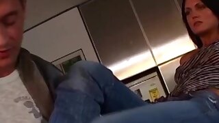 Figa nell'attico. Tristan prende il suo sporco piccolo cazzo di amico Sarah Twain fino all'attico per qualche dissolutezza hardcore.