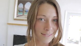 La bellezza di un BlowJob. Giovane piccolo titted teen cutie Kirsten Lee ha dato un superbo cazzo accarezzando e succhiare a un lungo cazzo duro poi ottiene un facciale disordinato subito dopo.