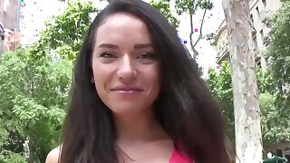 Petite Teen scopa in pubblico. Giovane petite teen cutie Nataly Gold ha il suo piccolo buco d'amore stretto scopata da un tizio stanger in cambio di un denaro facile.