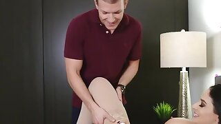 Figliastro Giocattolo Del Sesso Stratagemma. Lei succhia il suo stepsons uomo carne e si china in modo che possa battere il suo dolce figa MILF. Si scopa la gola e poi infila la figa mentre geme appassionatamente. Peccato che non abbiano finito prima che