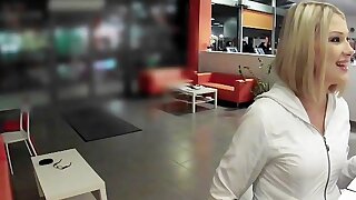 Telecamera nascosta cattura bionda si masturba nel suo lettino abbronzante