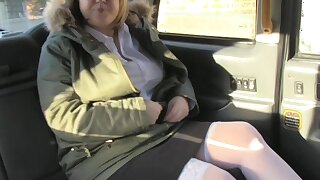 Sedile posteriore di FakeTaxi anale per tutte curve lass in carrozza di tassì di Londra