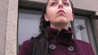 Spoglia l'ingenuo studente PublicAgent Nikki la fa sesso in auto