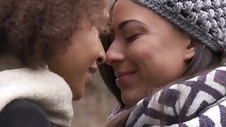 Curious nero francese e brasiliana romantica figa mangiare lesbiche