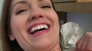 Amiche lesbiche hanno la cucina calda sesso mangia cibo da figa rasata