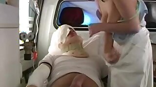 Caldo infermiera si prende cura del ragazzo ferito