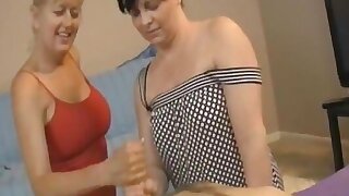 Due Signore Mature chiedono una sborrata