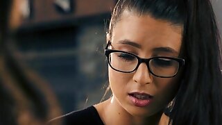 Nerd lesbiche sedotto da intelligenza artificiale