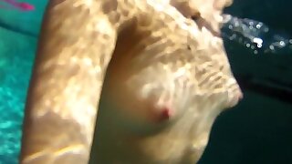 Charlee Monroe ottiene nudo e scopata hard in piscina