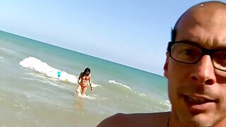 Spagnolo slut con gli occhiali ottiene dicked duro sulla spiaggia
