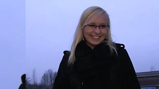 PublicAgent sorpreso bionda in occhiali cazzo di uno sconosciuto di fuori