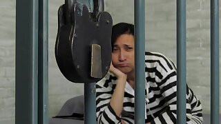 Patetico marito di Romi Rain è in carcere così lei si scopa la guardia