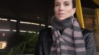 Agente pubblico Notte tempo sesso all'aperto alla stazione