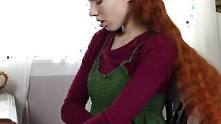 Hot Redhead Teen Dolly mostra poco all'interno di DollysPlayhouse