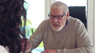 Carino Teen scopata da Big Cock Nonno Cums in bocca con cumplay