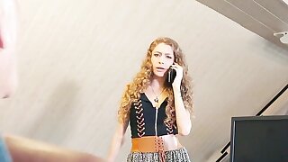 Giovane segretaria sborrata facciale ricatto per sposato vecchio boss