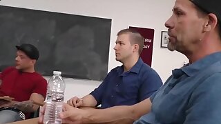 Chanell cuore gode di sesso di gruppo con ragazzi bianchi