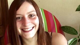 Peloso tatuato ragazza Lilla è qui per mostrare il suo cespuglio