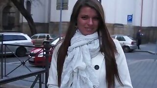 Bella grande-tit bruna è scopata in pubblico prima del lavoro