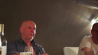 Sei vecchio daddies esplorare e divorare teeny figa in ganbang