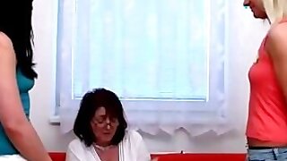 Sveta, Mindy e la loro vecchia maestra lesbica masturbarsi insieme