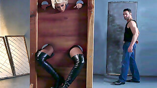 Bridgette B viene messa alla gogna e ottiene la sua entrambi i fori ditalino - Bridgette B