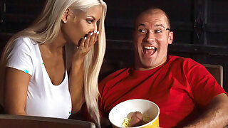 Bridgette B le dita la sua figa bagnata gocciolante nel cinema - Bridgette B