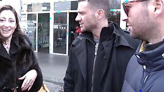 Bella Milf italiana Sandra scopata in un trio