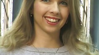 Sexy bionda con cute tan linee strisce , mostra la sua figa e culo