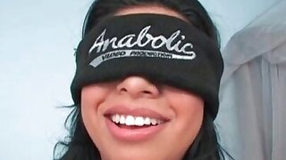 Con gli occhi bendati tettona latina suzione big